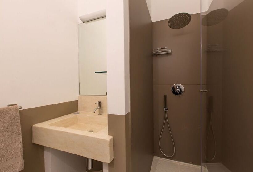 غرفة قياسية, La Loggetta