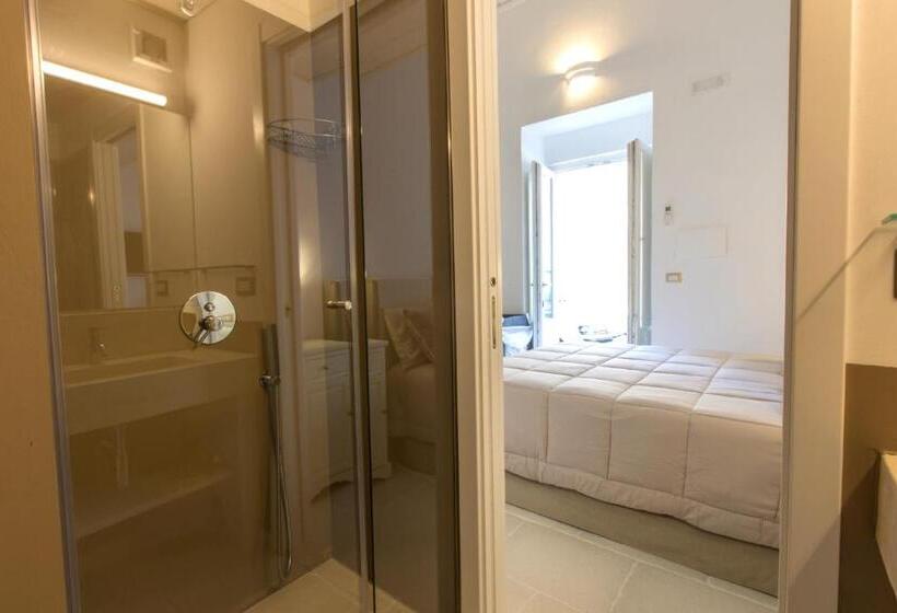 شقة غرفة واحدة, La Loggetta