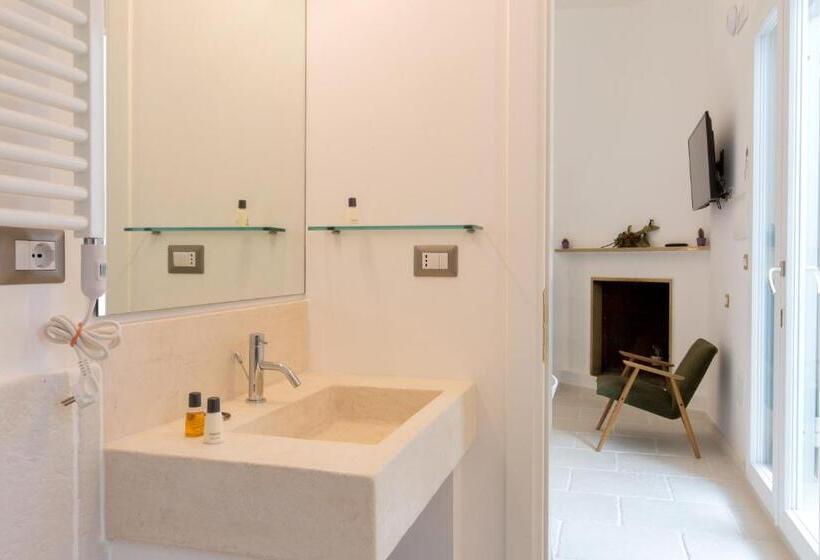 شقة غرفة واحدة, La Loggetta