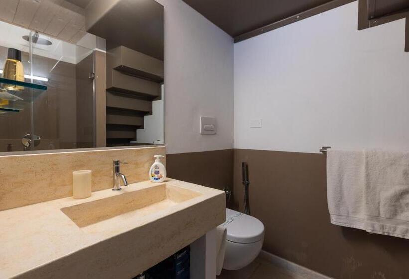 شقة غرفة واحدة, La Loggetta