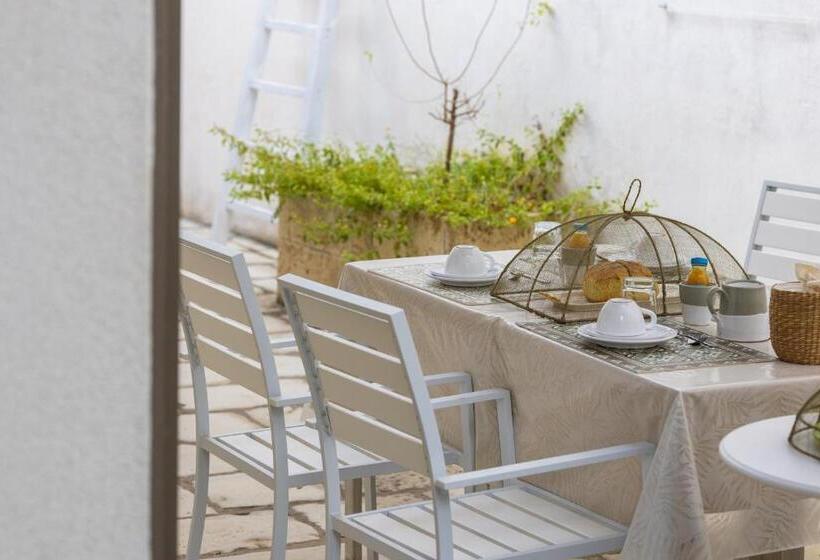 شقة غرفة واحدة, La Loggetta