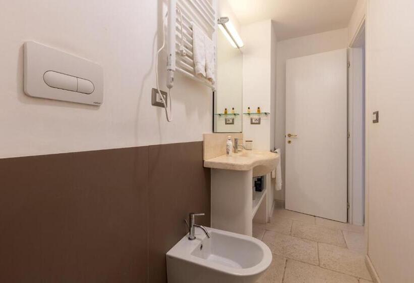 غرفة قياسية, La Loggetta