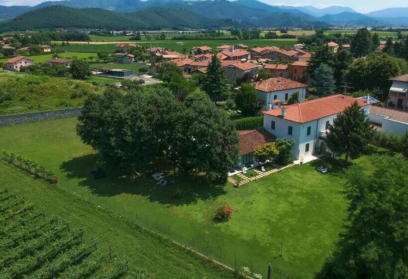 Трехместный Номер Стандарт Вид на Сад, Villa Franca In Franciacorta