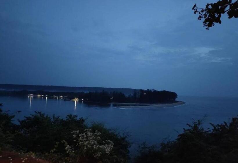 豪华海景房, Hill Rock