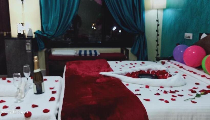 豪华海景房带阳台, Hill Rock