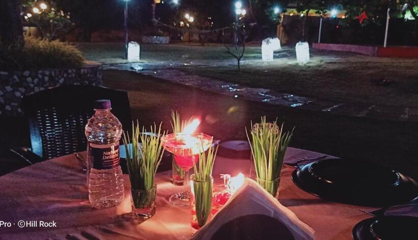 豪华海景房带阳台, Hill Rock