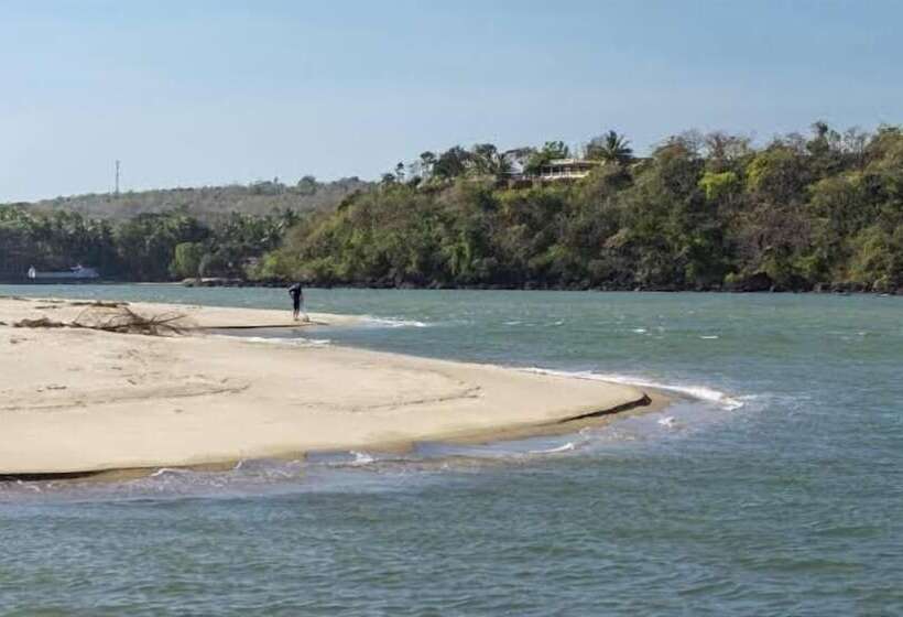 豪华海景房带阳台, Hill Rock