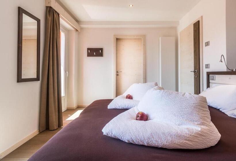 غرفة قياسية مزوَّدة بشُرفة, La Sorgente