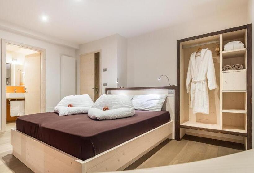 غرفة قياسية مزوَّدة بشُرفة, La Sorgente