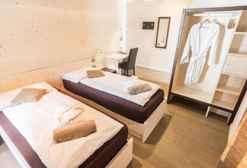 غرفة قياسية مزوَّدة بشُرفة, La Sorgente