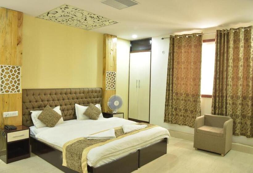 수피리어 룸, Sarweshwary