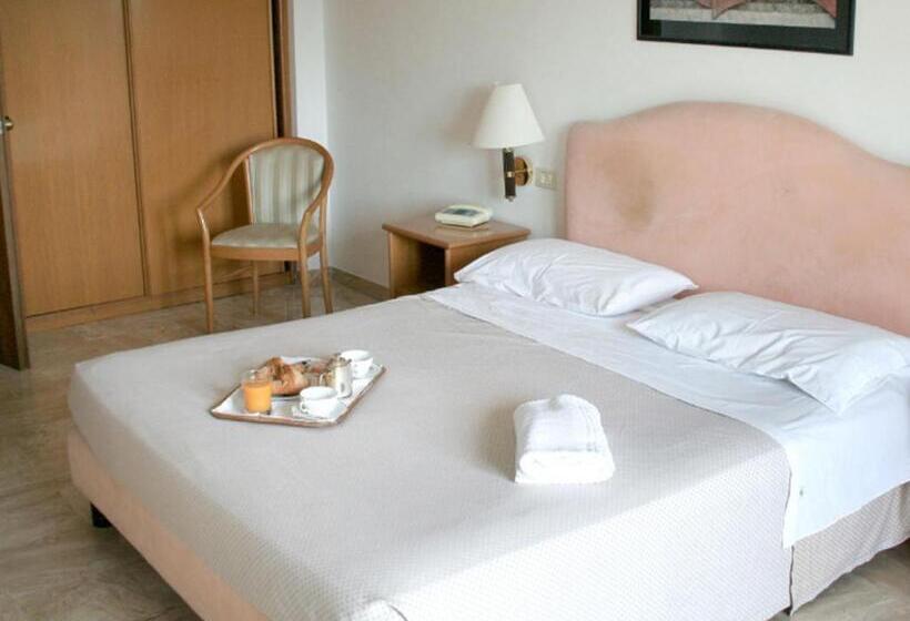 חדר סטנדרט לארבעה, Sunny Palace Hotel Restaurant