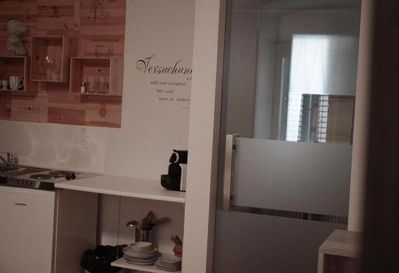 带花园景观的标准工作室, Chalet 1897