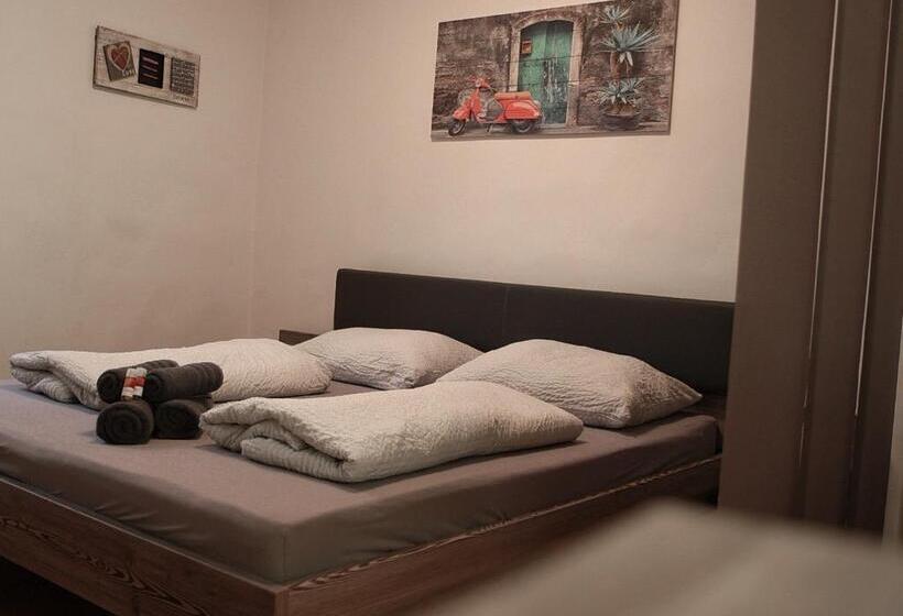 带花园景观的标准工作室, Chalet 1897