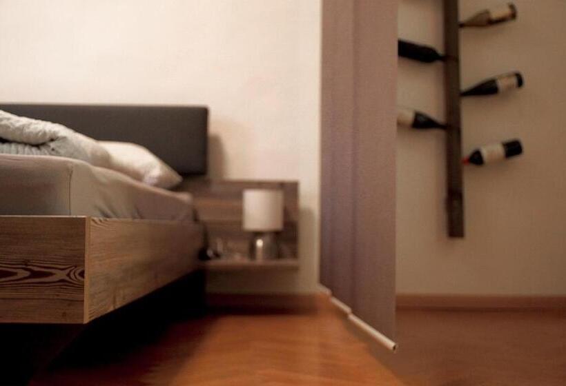 带花园景观的标准工作室, Chalet 1897