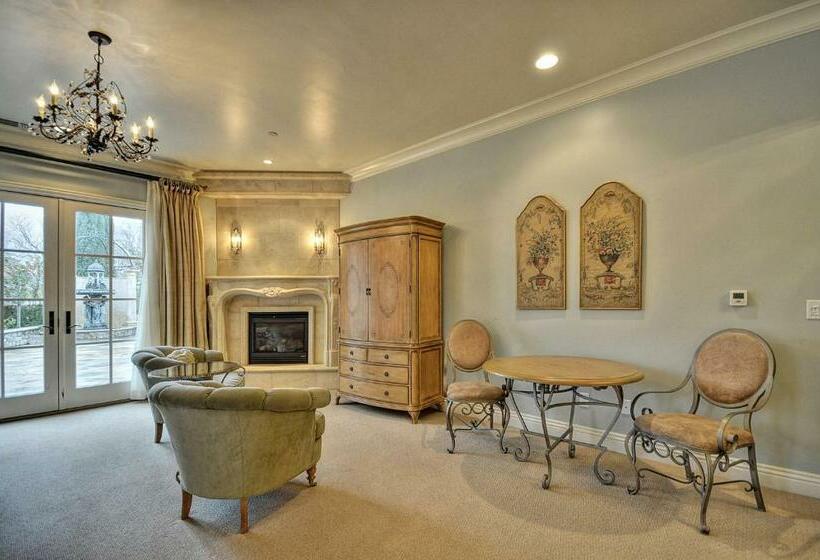 스위트 킹사이즈 침대, The Villa At Arden Hills