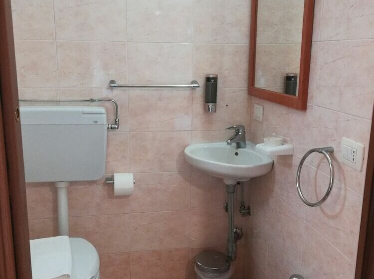 اتاق استاندارد سه نفره, B&b La Bastia