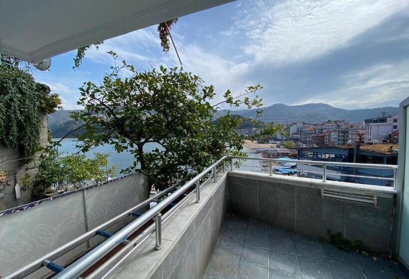 اتاق لوکس با چشم‌انداز دریا, Marina
