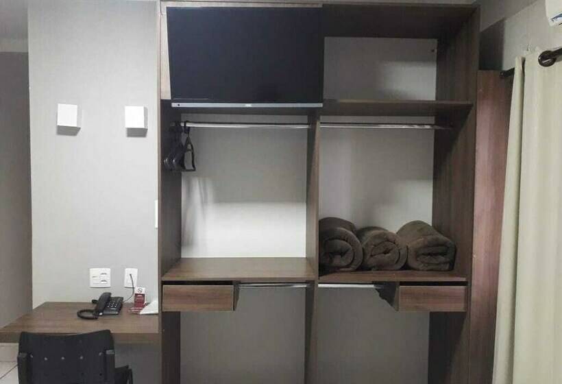 غرفة قياسية, Três Américas