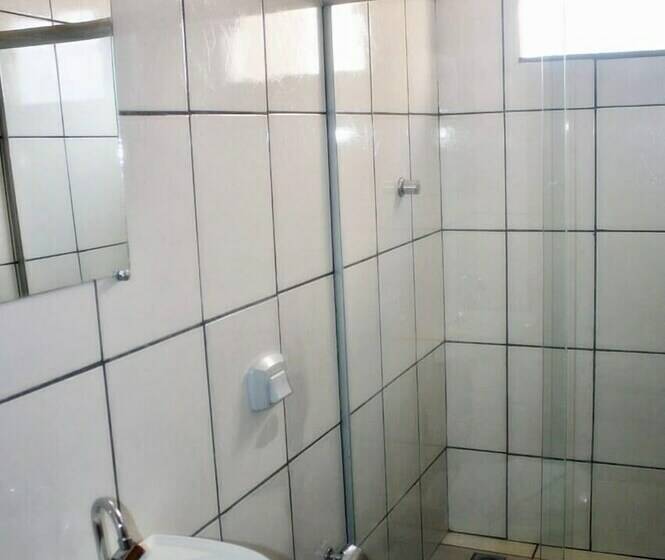 غرفة قياسية فردية, Três Américas