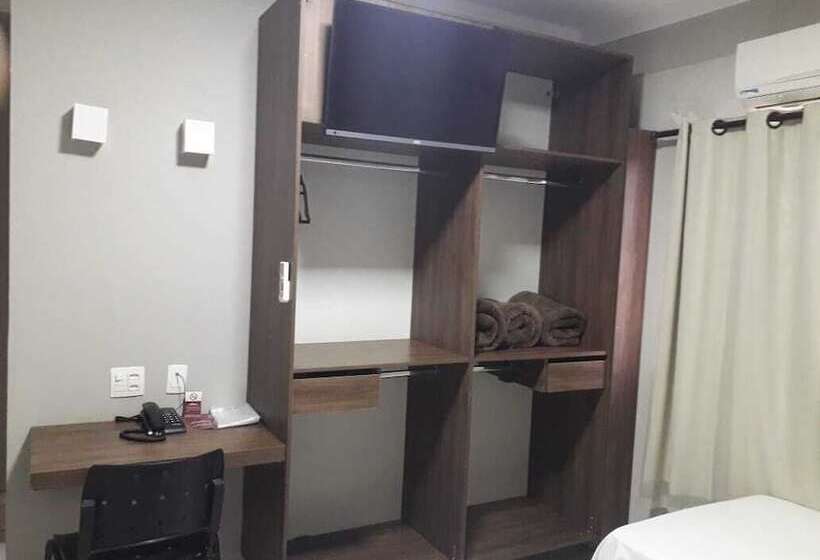 غرفة قياسية فردية, Três Américas