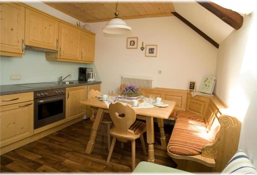 شقة غرفة واحدة, Hauslhof