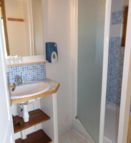 חדר משפחתי, Le Gîte Du Tau