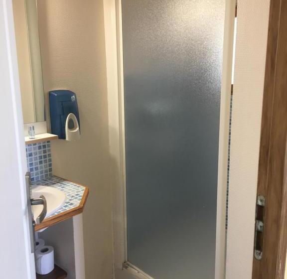 חדר משפחתי, Le Gîte Du Tau