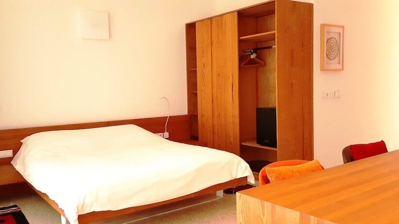 اتاق استاندارد چهار تخته, Gracanica