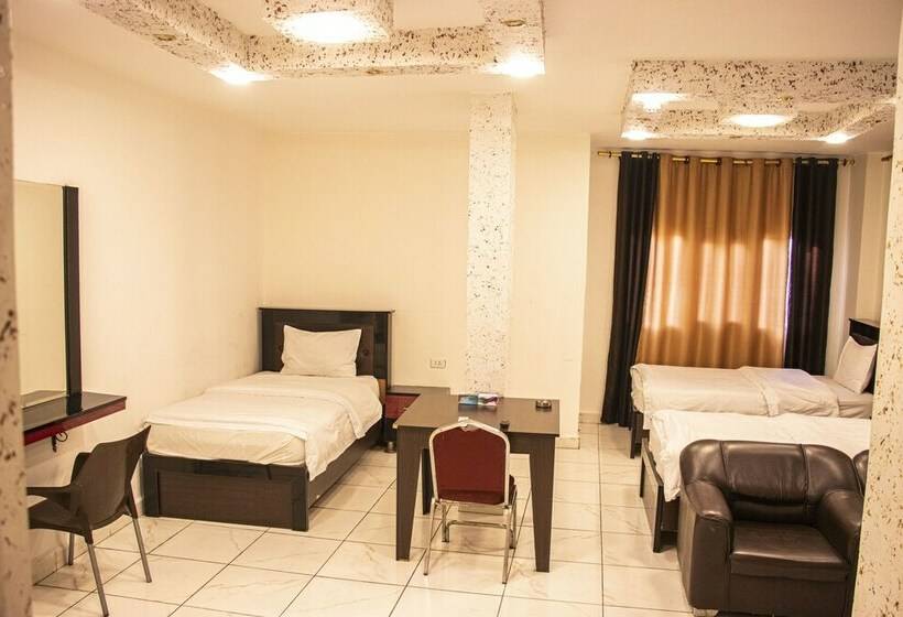 اتاق استاندارد سه نفره, Sara Crown