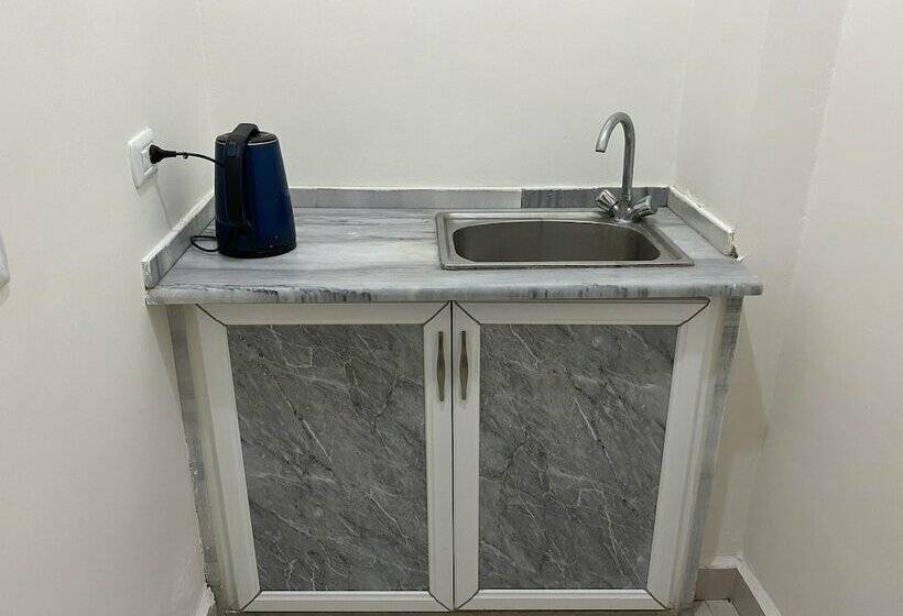 اتاق استاندارد, Sara Crown