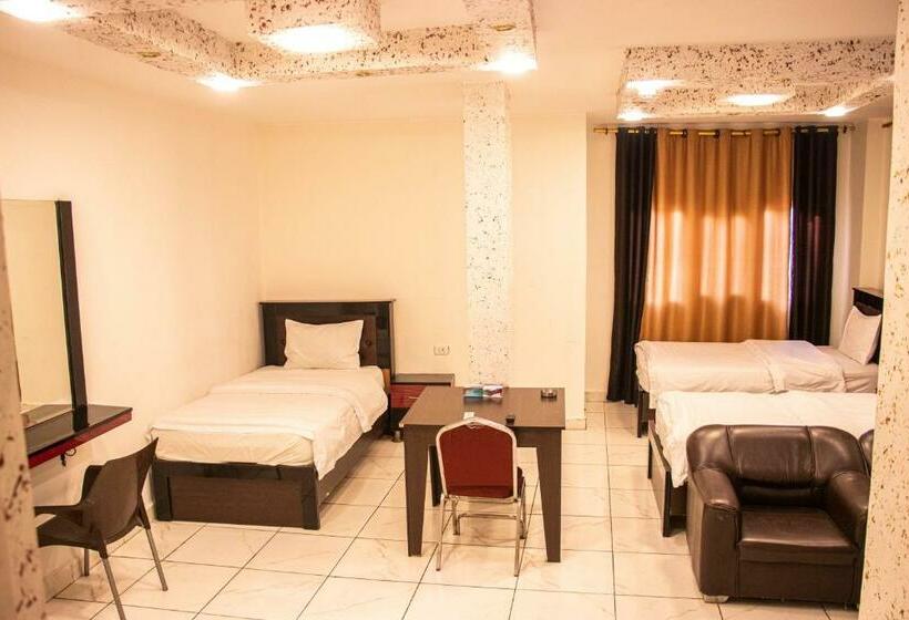 اتاق استاندارد سه نفره, Sara Crown