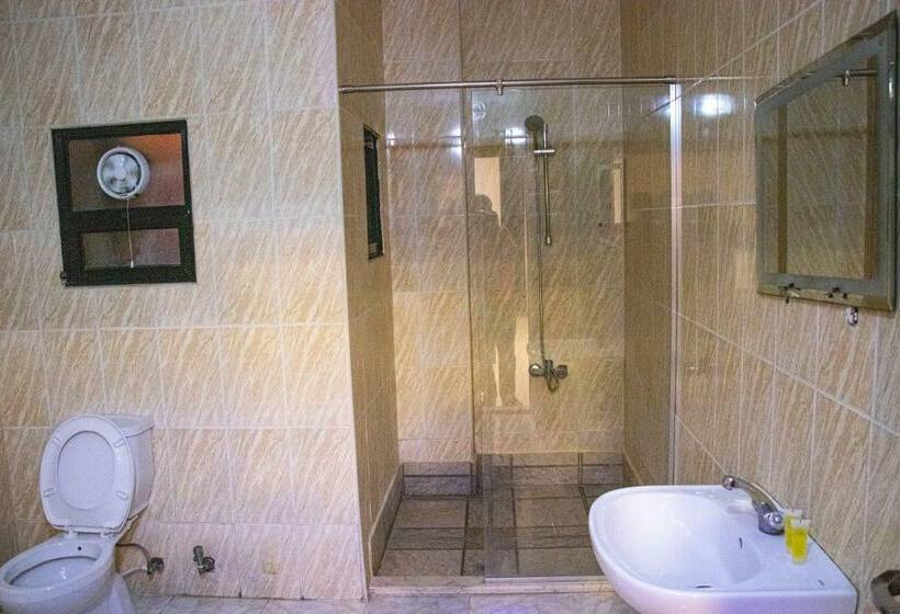 اتاق استاندارد سه نفره, Sara Crown