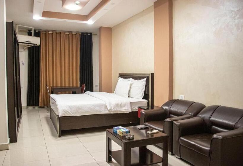 اتاق استاندارد, Sara Crown