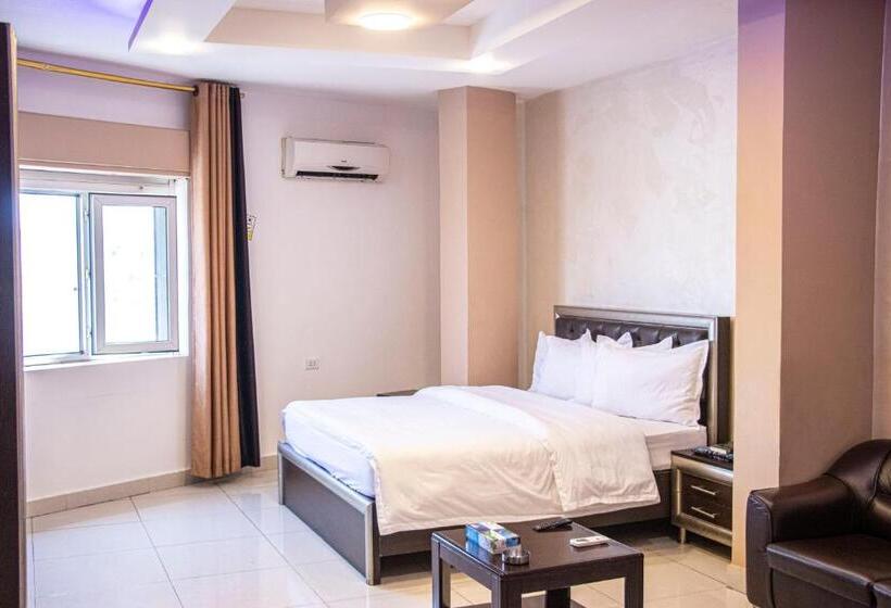 اتاق استاندارد, Sara Crown