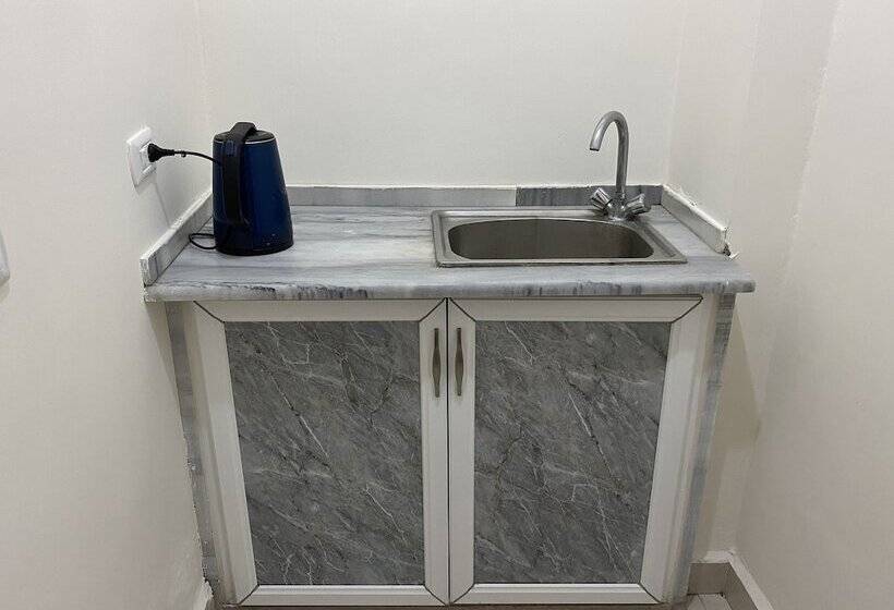 اتاق استاندارد سه نفره, Sara Crown