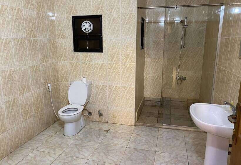 اتاق استاندارد سه نفره, Sara Crown