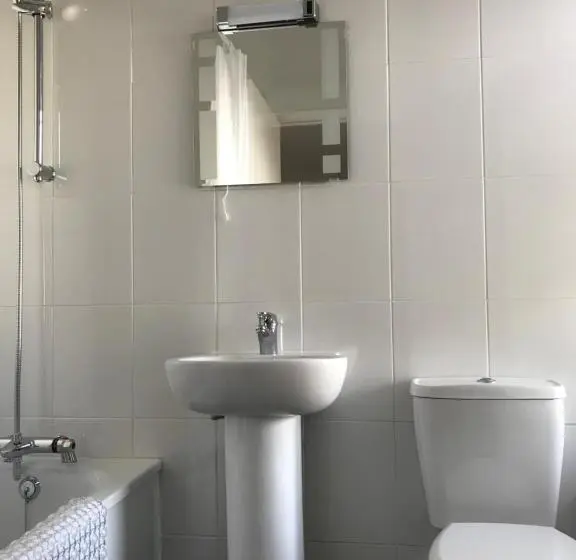 Cameră Familiară, The Crown