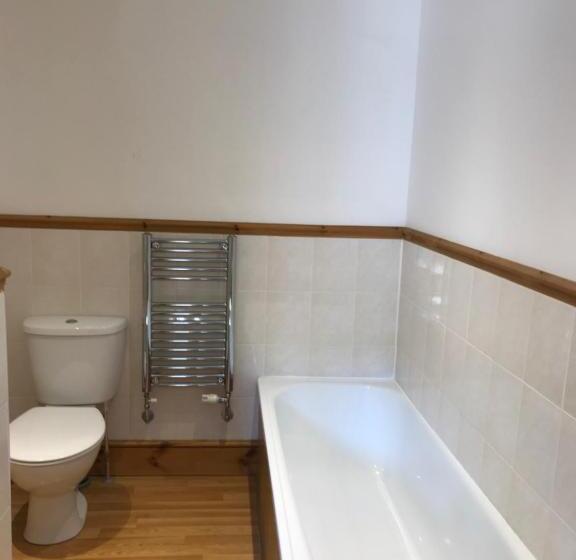 Suite Familiar, The Crown