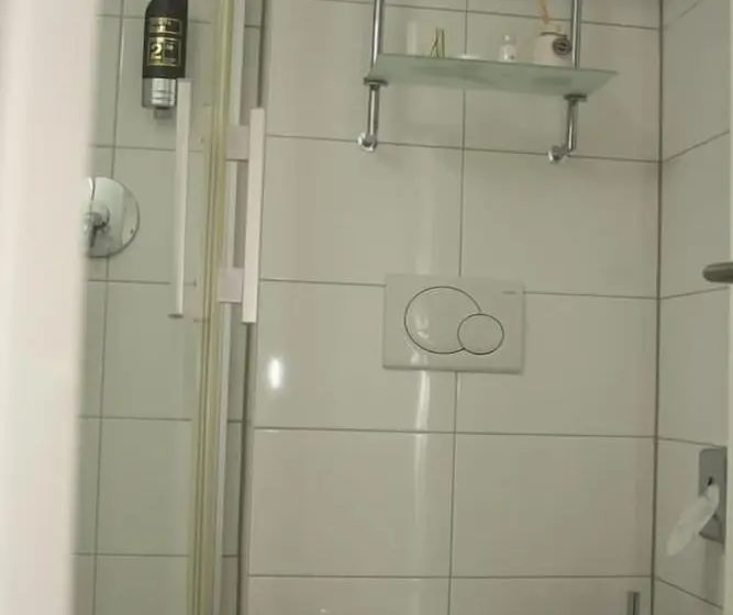 Standard Single Room, Vesa