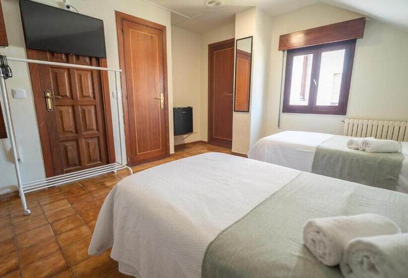 Quarto Triplo Estandar, Alojamientos Valdecilla 3000