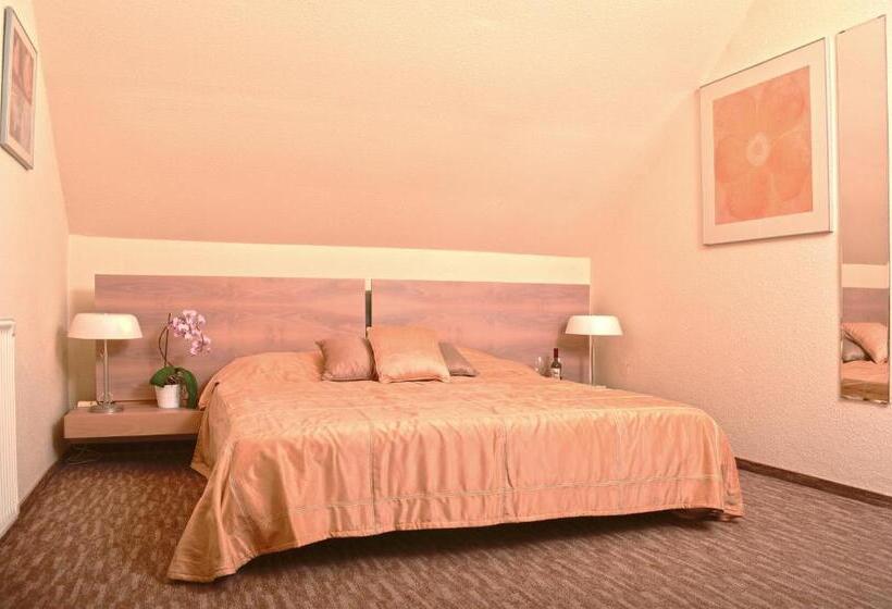 غرفة سوبيريور مزودة بشرفة, Airport Glossel Panzió