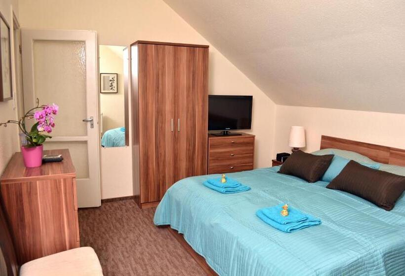 غرفة عائلية, Airport Glossel Panzió