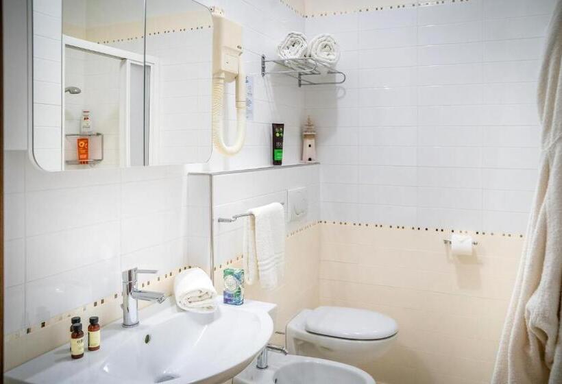 غرفة قياسية مطلّة علي البحر, Coralba