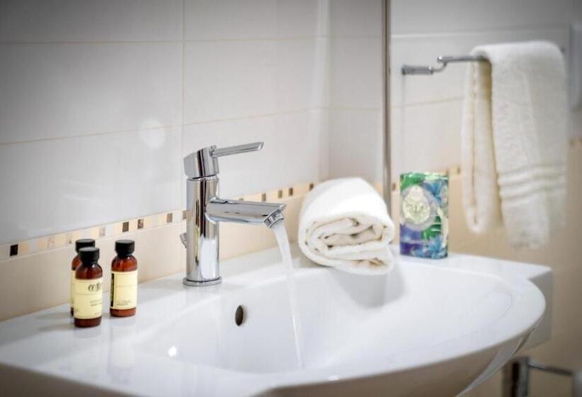 غرفة قياسية مطلّة علي البحر, Coralba