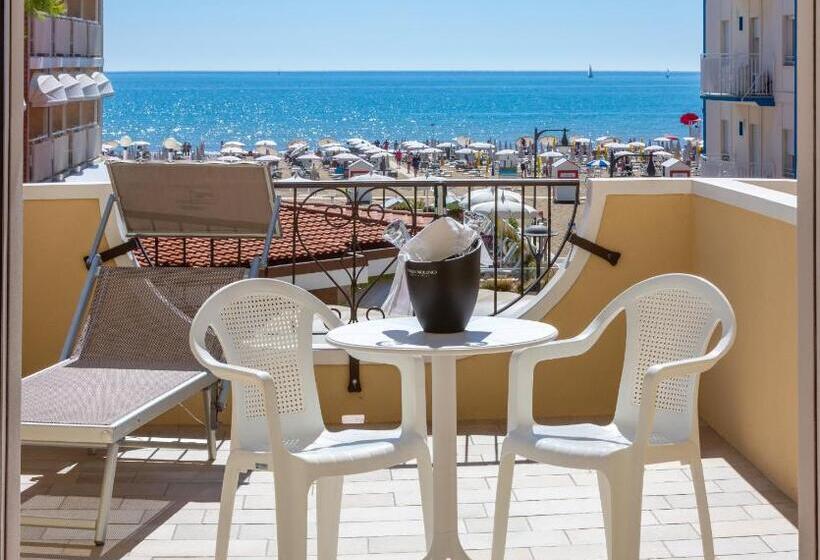 غرفة قياسية مطلّة علي البحر, Coralba