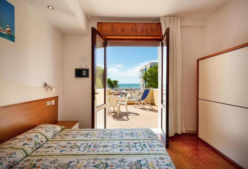 غرفة قياسية مطلّة علي البحر, Coralba