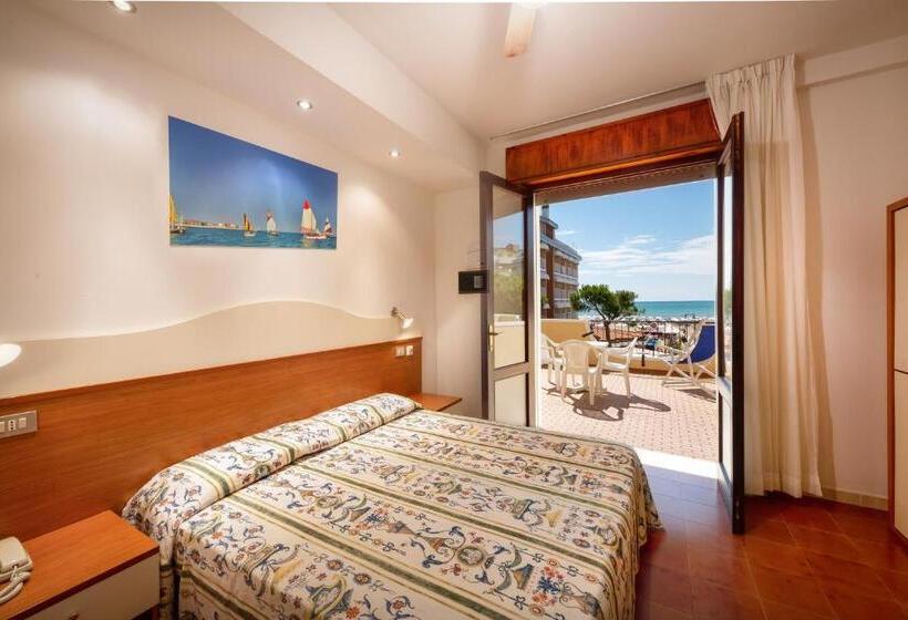 غرفة قياسية مطلّة علي البحر, Coralba