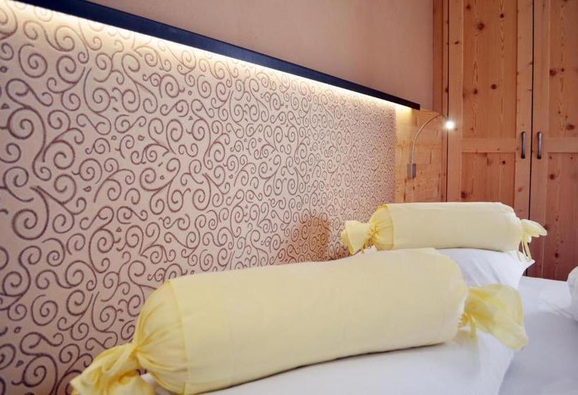 Comfort room with mountain view, Karin