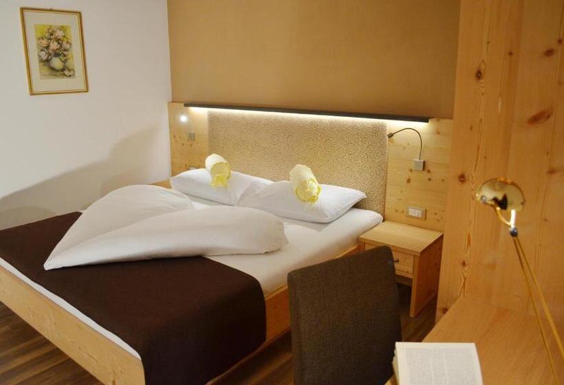 Comfort room with mountain view, Karin